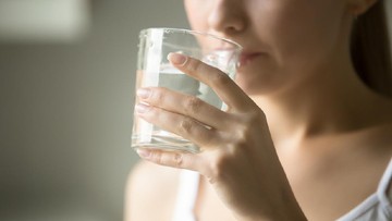 Minum Air Putih Disebut Bisa Membantu Turunkan Berat Badan