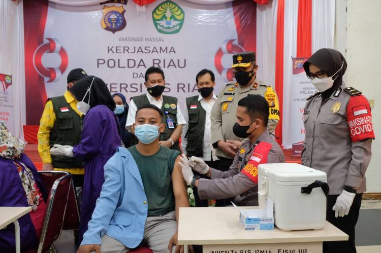 Polda Riau Gandeng Unri Gelar Vaksinasi Massal
