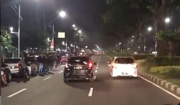 Komunitas Mobil di Pekanbaru Masih Nekat Gelar Balap Liar di Jalan Naga Sakti