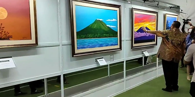 SBY Pajang 54 Lukisan Karyanya di Pendopo Cikeas
