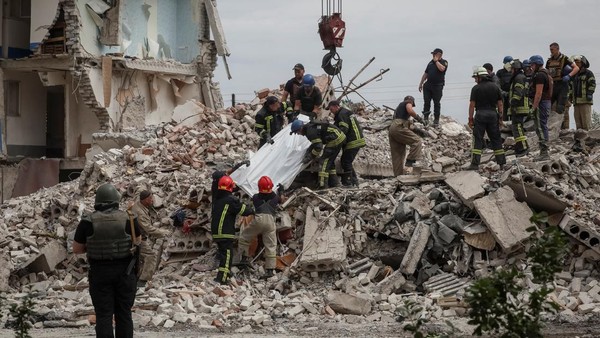 Korban Tewas Serangan Rusia ke Apartemen Ukraina Bertambah Jadi 30