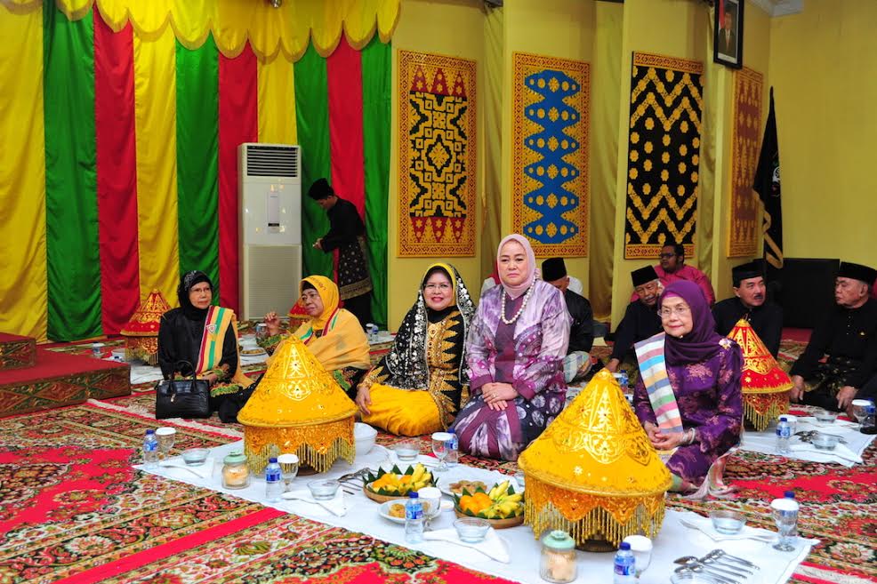 Ibu Gubri Hadiri Majelis Tepuk Tepung Tawar Ketua DPRD Provinsi Riau