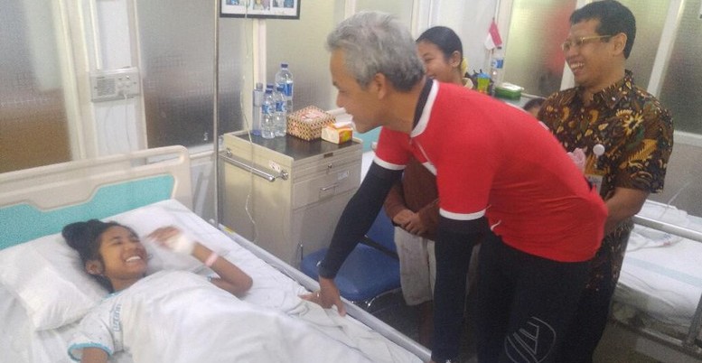 Gubernur Ganjar Jenguk Siswi Niken yang Lumpuh Pasca Imunisasi MR