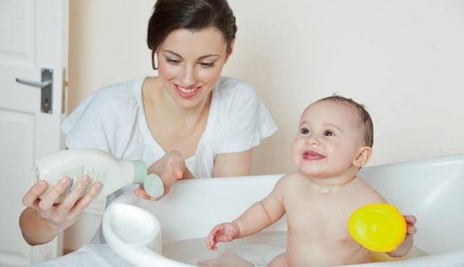 10 Cara Mudah Bikin Bayi Nikmati Waktu Mandi