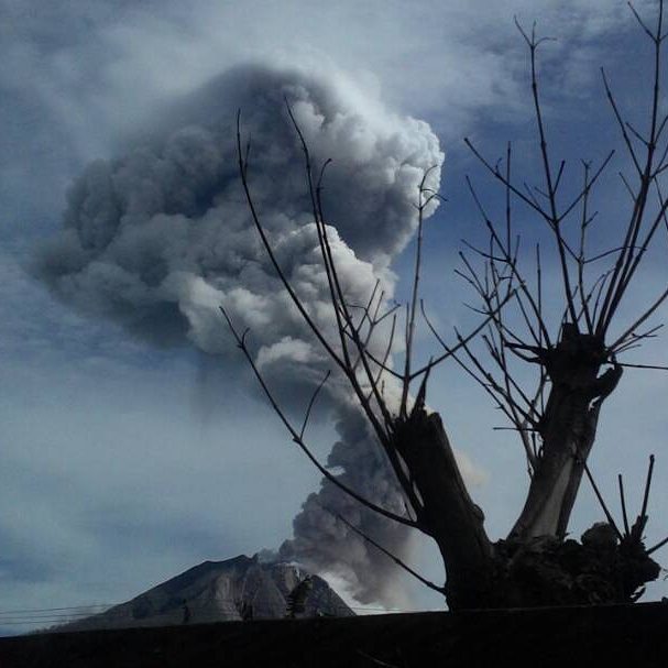 Gunung Sinabung 3 Kali Erupsi, Warga Diimbau Jauhi Aliran Sungai