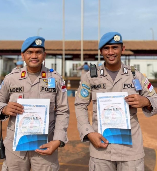 Dua Personel Brimobda Polda Riau Diberi Penghargaan di Afrika Tengah
