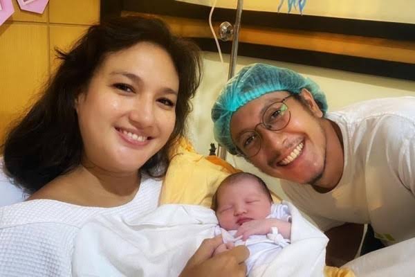 Selamat! Nadine Chandrawinata Melahirkan Anak Pertama dengan Dimas Anggara