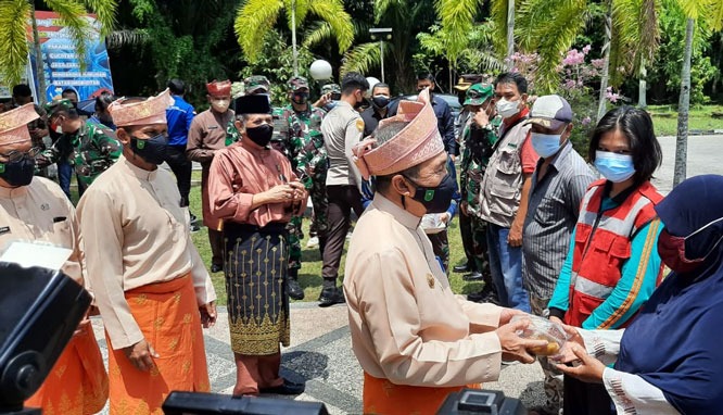 Di HUT Riau Ke-64, Dapur Umum Warga Terdampak Covid Bagikan 2.500 Nasi Bungkus