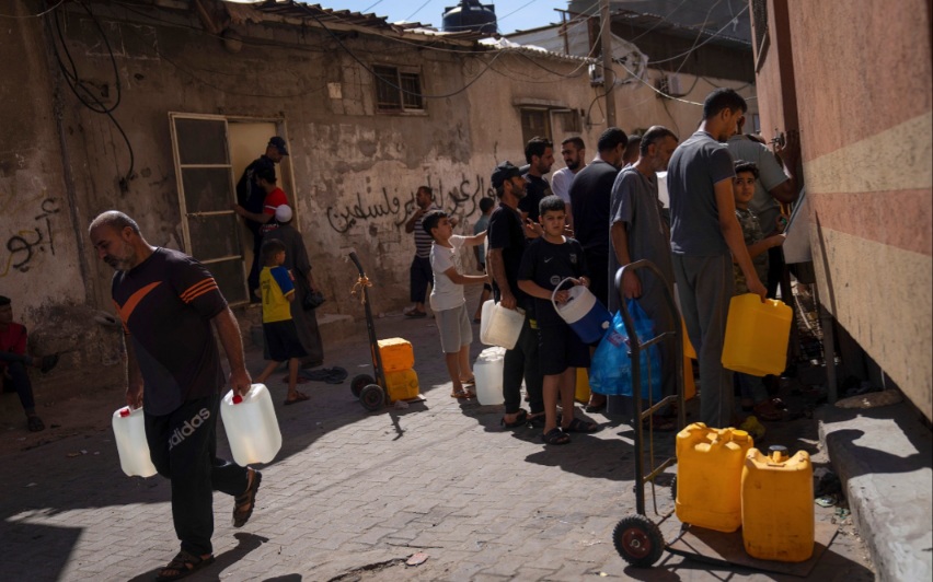 Pasokan Diblokade Israel, Warga Gaza Minum Air Laut untuk Bertahan Hidup