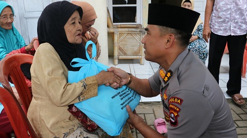 Dikunjungi Tim Jum'at Barokah Polda Banten,  Warga Kampung Cipayung Terharu