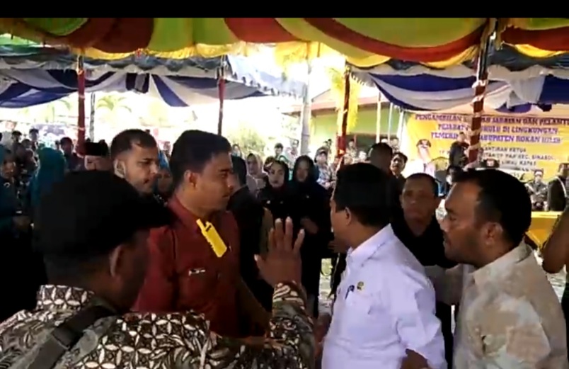 Viral di Medsos, Bupati dan Wakil Bupati Rohil Nyaris Adu Jotos di Acara Pelantikan Pj Penghulu