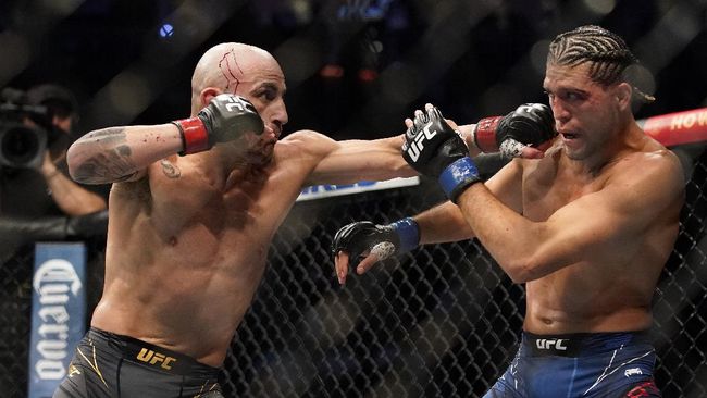 Berdarah-darah, Volkanovski Menang Lawan Ortega di UFC 266