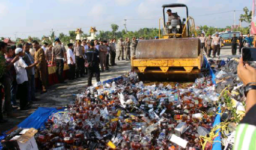 Ribuan Botol Miras Dimusnahkan di Pelalawan