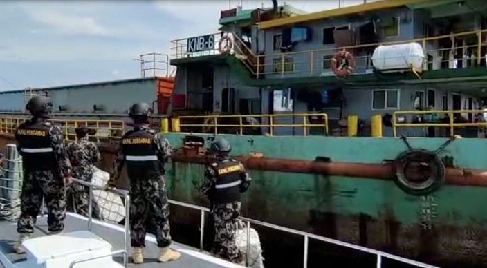 Kapal Pengawas Hiu 01 KKP Hentikan Penambangan Pasir di Pulau Rupat Bengkalis