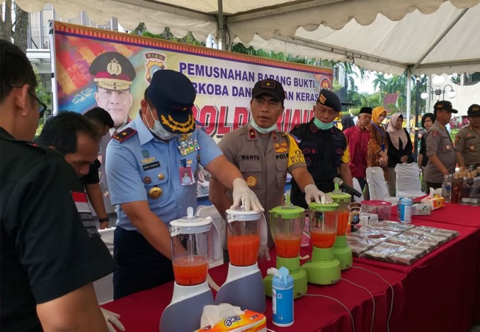 Polda Riau Musnahkan Narkoba dan Miras di Halaman Kantor Gubernur