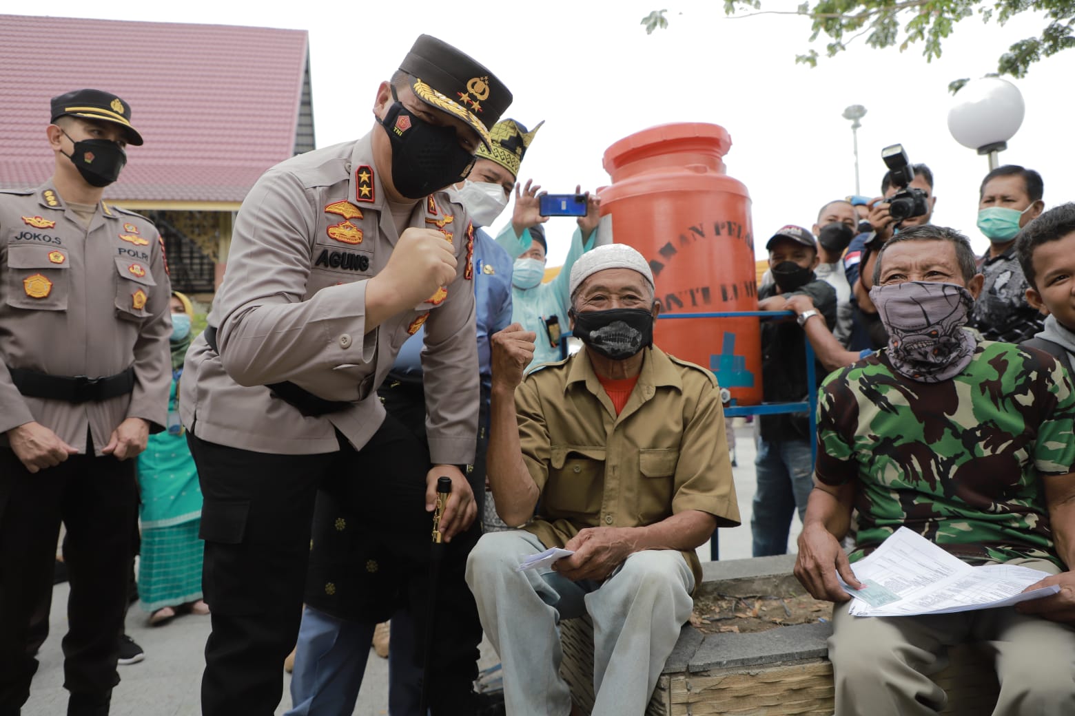 Kapolda Riau Tinjau Vaksinasi Lansia dan Pelajar di Siak