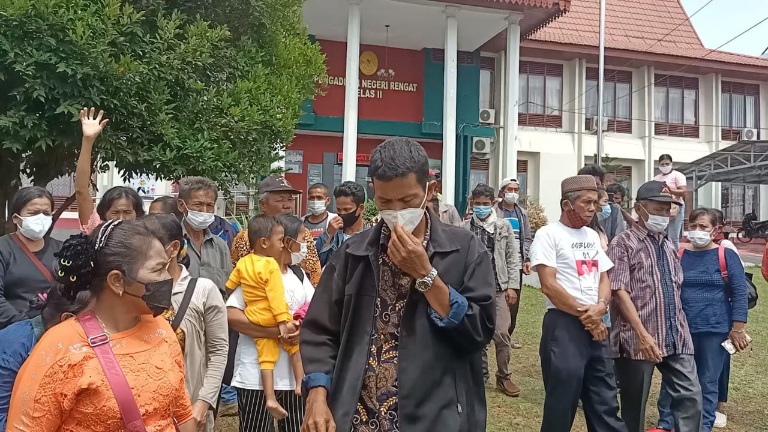 Calon Kades di Inhu Disidang, Ratusan Masyarakat Talang Datangi PN Rengat