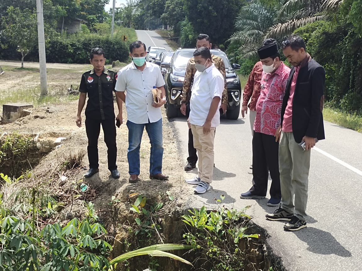 Wabup Pelalawan Tinjau Kondisi Jalan Yang Rusak di Bandar Petalangan