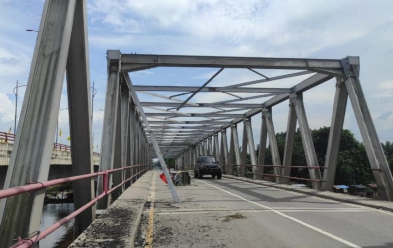 Tiang Atas Jembatan Siak II Rusak Diduga Tertabrak Alat Berat