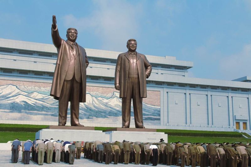 Cara Warga Korut Rayakan Imlek, Sembah Patung Keluarga Kim Jong-un