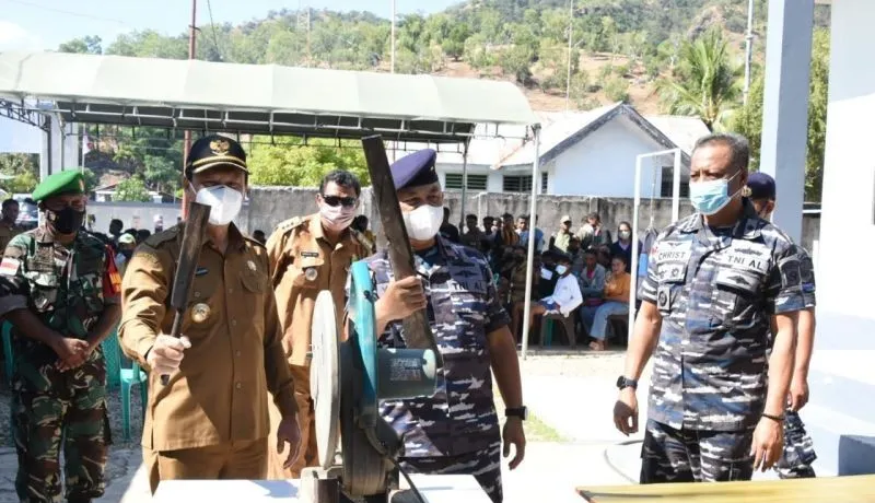 Warga Perbatasan Indonesia-Timor Leste Serahkan Senpi Rakitan kepada TNI