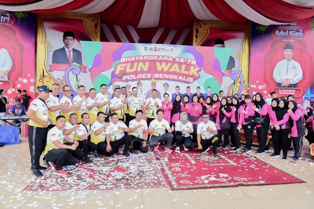 Meski Mendung, Warga Bengkalis Antusias Ikuti Bhayangkara Fun Walk