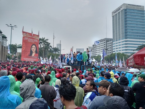 Meski Hujan Deras, Ribuan Buruh Demo Omnibus Law Bertahan di DPR