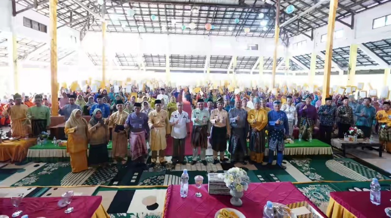 Gubernur Riau Serahkan 592 SK PPPK Untuk Guru Honor di Siak
