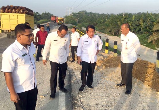Sekdaprov Riau Minta Jalan Rusak Menuju ke Siak Segera Diperbaiki