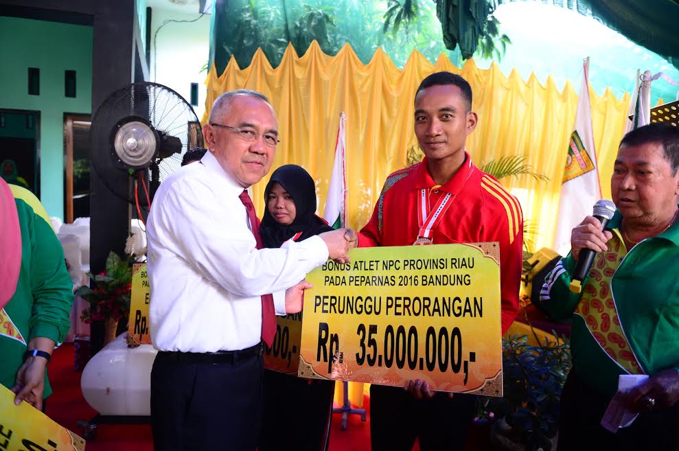 Gubri Berikan Hadiah Bonus Kepada Atlet NPC Prov Riau