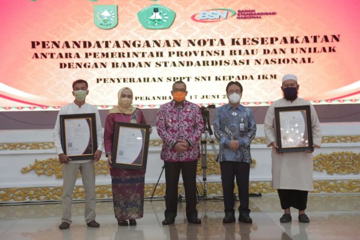 BSN Serahkan Sertifikat SNI Untuk Tiga Industri Kecil di Riau