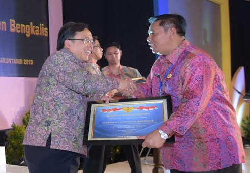 Meski Baru Menjabat, Ahmadsyah Terima Penghargaan WTP 2014 dari Menkeu