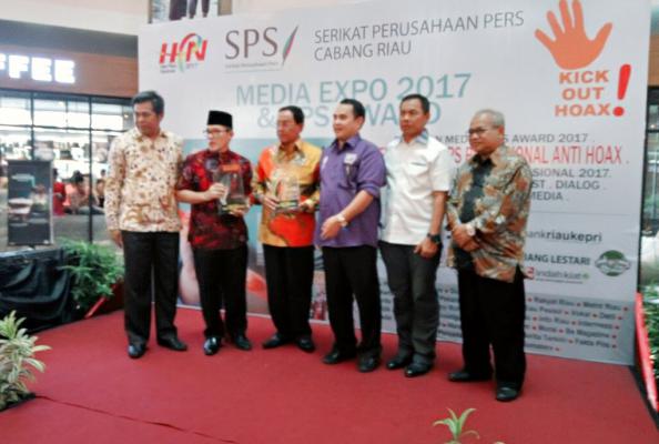 Bupati Inhil HM. Wardan Terima Award Media Relathionship dari SPS Riau