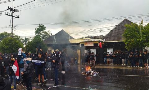 Demo Usut Tuntas Tragedi Kanjuruhan Ricuh, Massa Rusak Toko Arema FC
