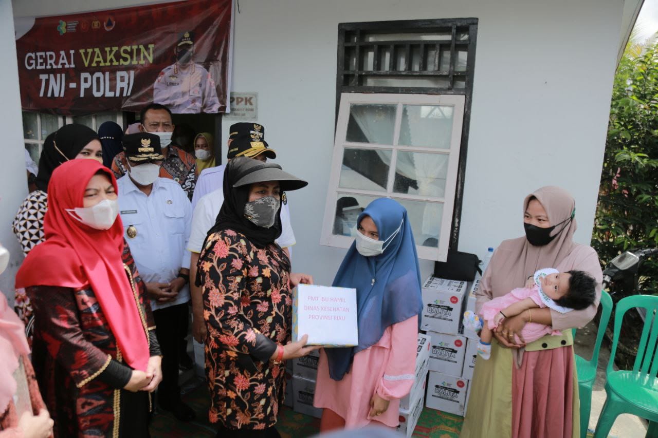 Gubernur, Wagub dan PKK Riau Berikan Bantuan PMT untuk Balita dan Ibu Hamil