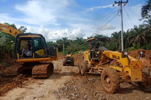 Gubernur Riau Turunkan Alat Berat Perbaiki Jalan di Batang Cenaku Inhu