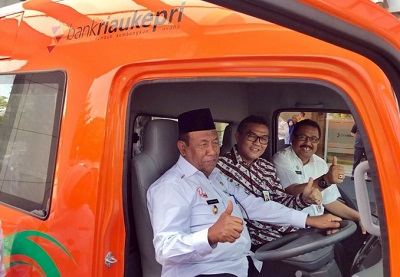 4 Unit Mobil Samsat Keliling Diserahkan ke Bapenda Riau