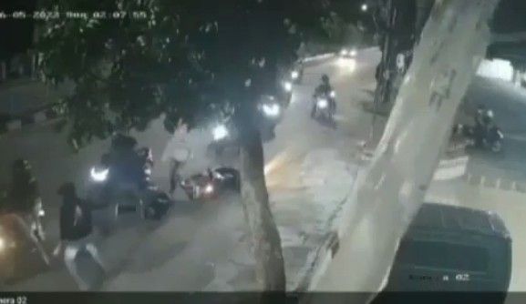 Heboh di Media Sosial, Rekaman CCTV Penganiayaan Pengendara Motor oleh Geng Motor