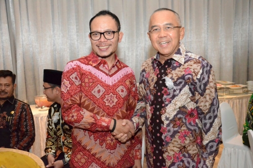 Gubernur Riau Terima Penghargaan K3 dari Menakertrans RI