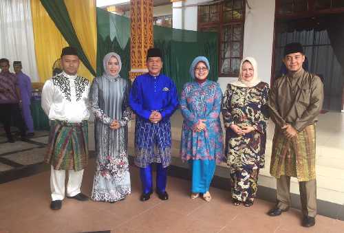 Gelar Open House, Warga Serbu Ketua DPRD Riau Septina untuk Berfoto dan Bersalaman