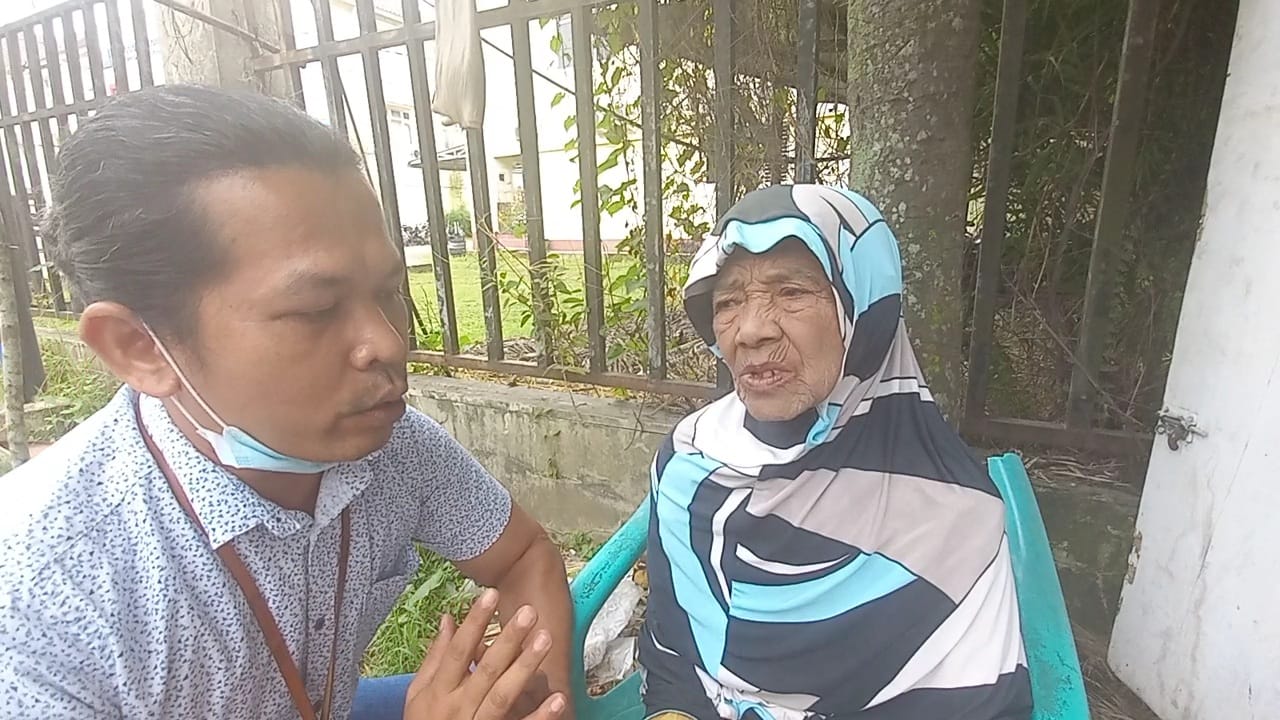 Nenek 76 Tahun ini Menangis Terima Surat Edaran: Saya Ini Sudah Tua, Suami Tak Ada