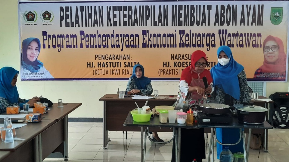 Gelar Pelatihan Keterampilan Membuat Abon Ayam, IKWI Riau Hadirkan Praktisi Tata Boga