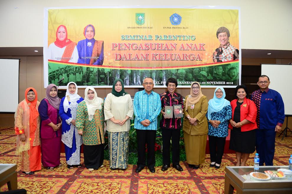 Ibu Sekda Prov Riau hadiri Seminar Parenting Pengasuhan Anak Dalam Keluarga
