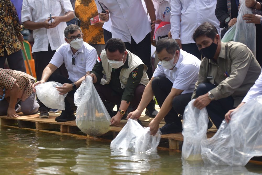 Sekjen Kementerian KKP RI Bersama Bupati Kampar Tabur 95 Ribu Bibit Ikan