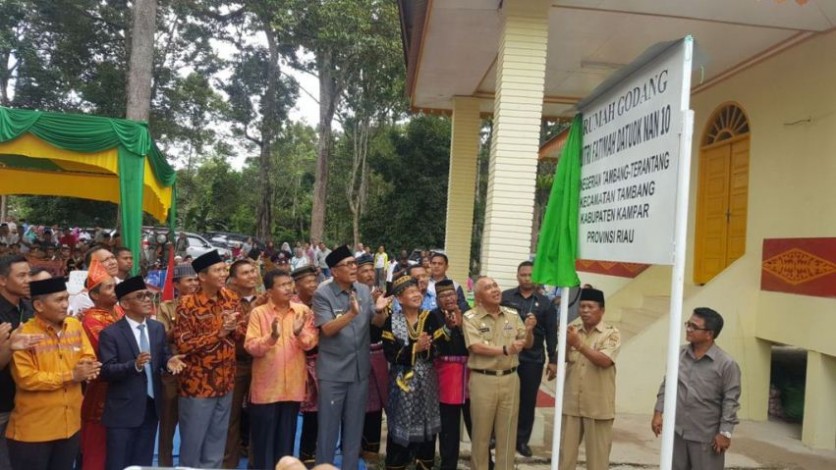 Gubernur Riau Resmikan Balai Adat di Tambang