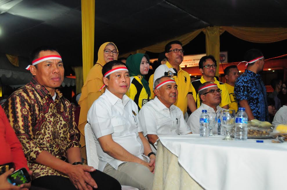 Gubri Nonton Bareng Di Halaman Gubernur Riau