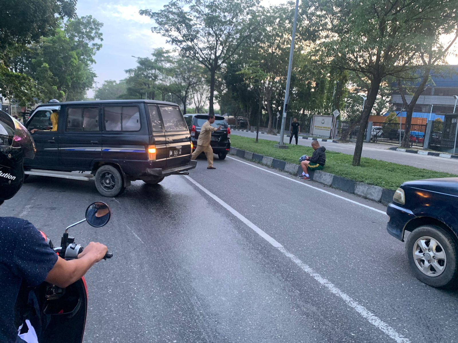 Hati-hati Melintas di Jalan Arifin Ahmad, Ada Tumpahan Minyak Sebabkan Kecelakaan Lalu Lintas