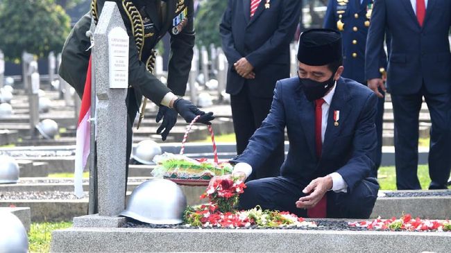 Jokowi Tabur Bunga di Makam Ani Yudhoyono hingga BJ Habibie