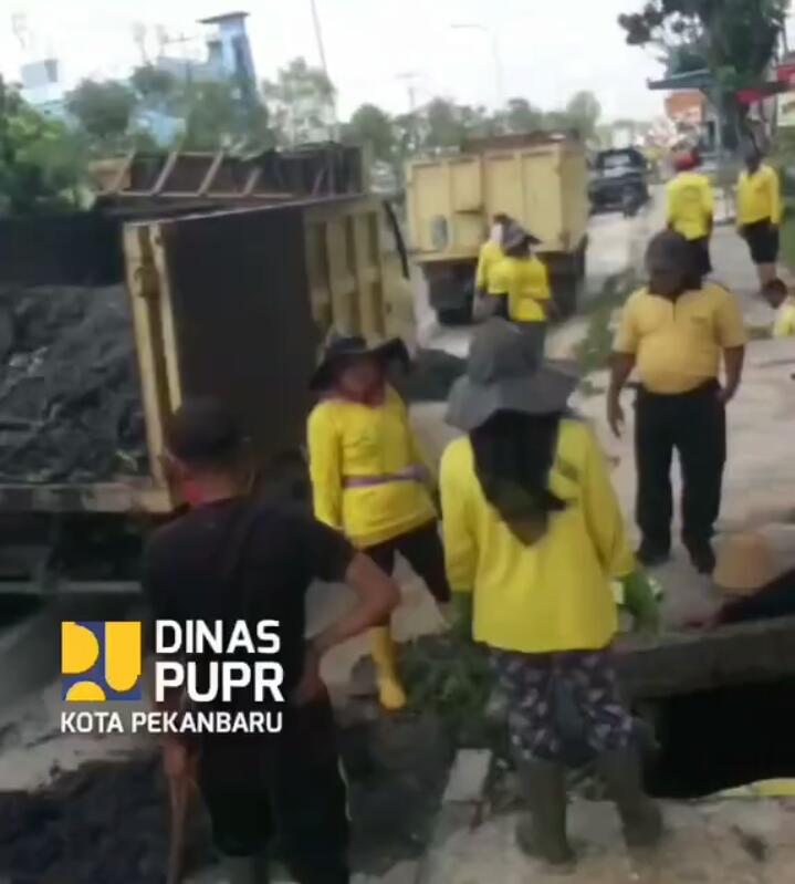 Dinas PUPR Bersihkan Saluran Drainase di Pekanbaru