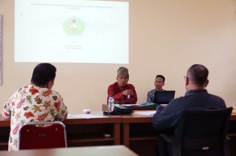 Anggota DPR RI Effendi Sianipar Tuntaskan Proposal Tesis di Program Magister Unilak